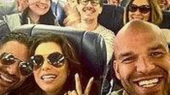 Longoria rodeada de amigos en el avión que les llevó a Texas.