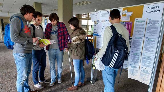 Alumnos de la universidad de Cantabria revisan sus apuntes.