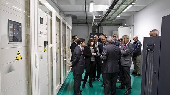 El presidente de Cantabria ha visitado el nuevo "cerebro informático".