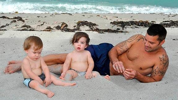 Imagen de archivo de Ricky Martin junto a sus hijos.