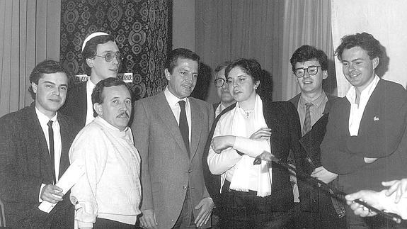 Adolfo Suárez se reunió con varios periodistas de Cantabria en 1985. En la imagen aparece con José Emilio Pelayo, Javier Rodríguez, Manuel Garrido, Nieves Bolado, Juan Carlos Flores Gispert y Raúl Samperio.