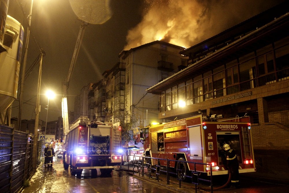 Imagen del incendio en la calle Tetuán 41, 43 y 45 de Santander.