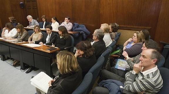Algunos vecinos de Tetuán han segido la sesión plenaria 