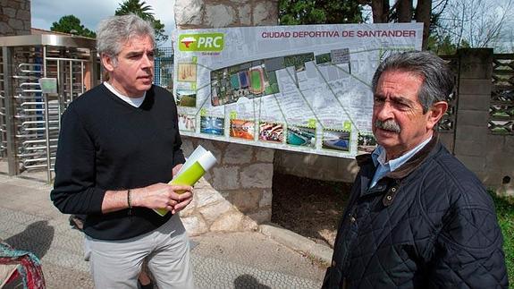 Fuentes Pila y Revilla presentan el proyecto en la entrada del complejo deportivo.
