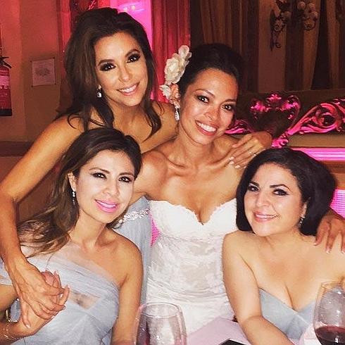 Longoria, junto a la novia y las damas de honor.