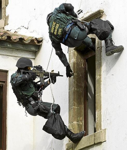 Dos agentes de la USEIC se descuelgan hasta una ventanda durante un entrenamiento.
