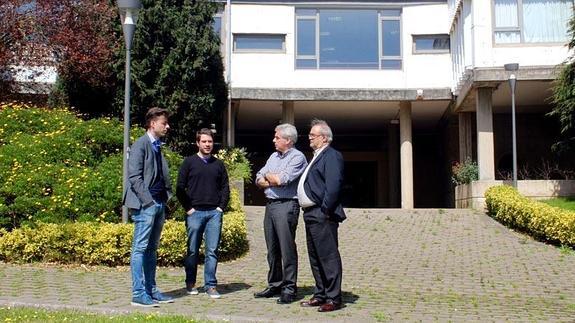 Fuentes Pila y varios integrantes de su lista, ante la residencia de La Pereda.