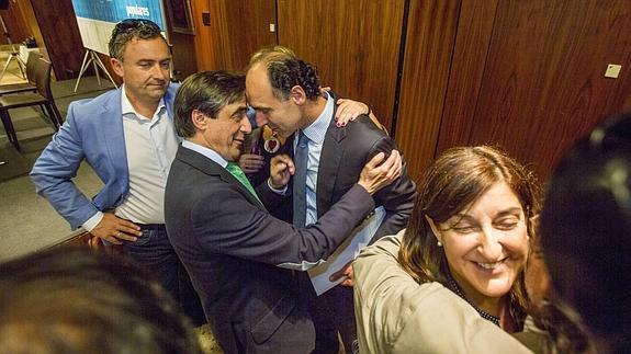 Diego saluda a Calderón al inicio de la Junta Directiva del PP