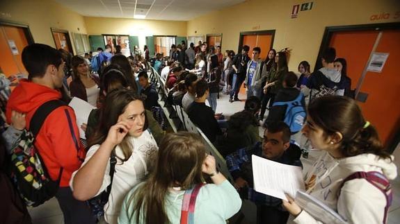 Repasos de última hora a las puertas de las aulas de la Facultad de Derecho y Económicas, minutos antes de comenzar el primer examen de Selectividad.