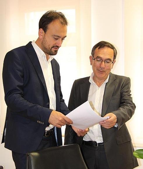 López Estrada y Cruz Viadero anuncian el reparto de concejalías entre PRC y PSOE.