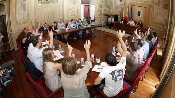 Torrelavega aprueba las retribuciones de los ediles con la abstención del PP