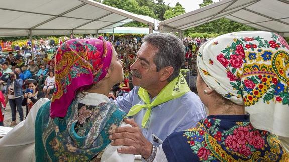 El presidente electo saludó a los integrantes del grupo folklórico de Reocín. Declaró que le emociona ver a niños y gente joven «valorando las tradiciones».
