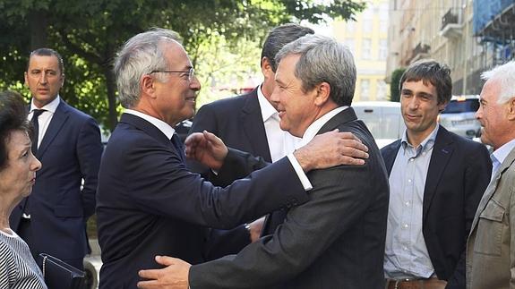 José Ramón Álvarez Ribalaygua, a la derecha, recibe el pésame por la muerte de su padre.