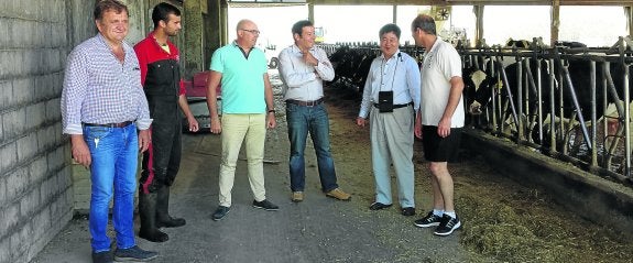 Un dirigente chino muestra interés por la leche cántabra