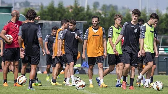 Gonzalo Colsa, a la izquierda, corrige a los jugadodes durante un entrenamiento esta semana en La Albericia. 