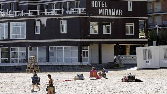 Castro quiere evitar el derribo el Hotel Miramar