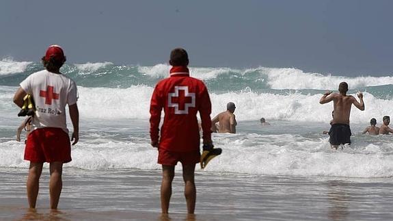 Bandera roja por fuerte oleaje en la playa de Los Locos, en Suances.