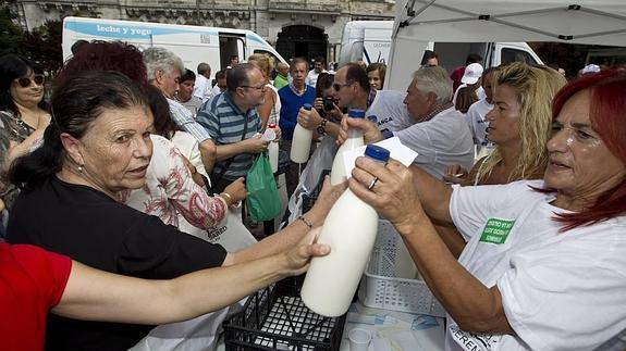 Reparto de leche en la plaza del Ayuntamiento de Santander.
