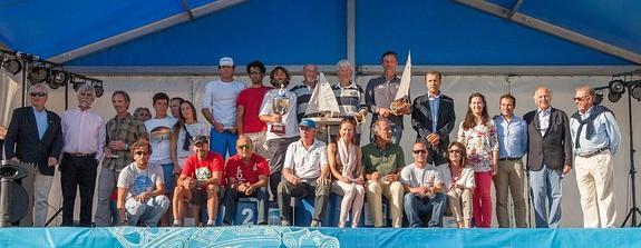 Foto de familia de los premiados, organizadores y representantes institucionales de esta primera Semana Internacional de Vela. 