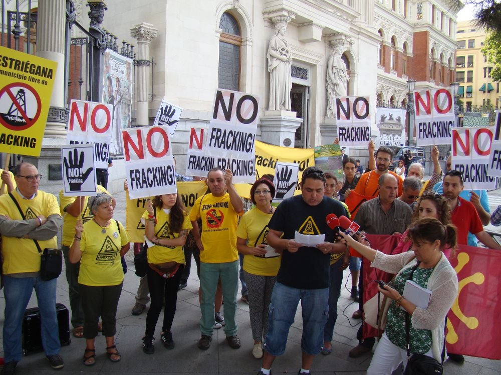 Los manifestantes frente al Ministerio de Agricultura, Alimentación y Medio Ambiente.