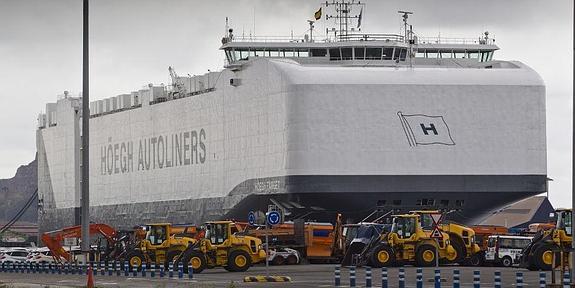 Imponente y colosal por su tamaño, el 'Höegh Target' atracado en el puerto de Santander. 