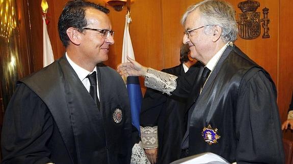 El fiscal general del Estado, Eduardo Torres-Dulce, felicita al José Ignacio Tejido en su toma de posesión como fiscal superior de Cantabria, en 2013.