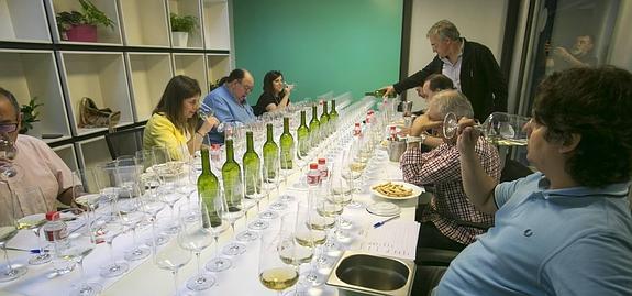 Los jueces, durante la cata del concurso Premios Optimun, en busca de los mejores vinos de Cantabria. 