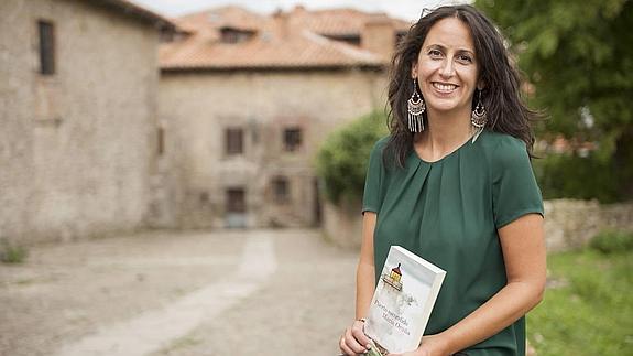 La escritora posa con su novela