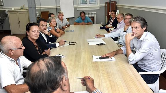 Imagen de la reunión del alcalde y miembros de la Corporación con vecinos de la Asociación Virgen de Loreto de Peñacastillo.