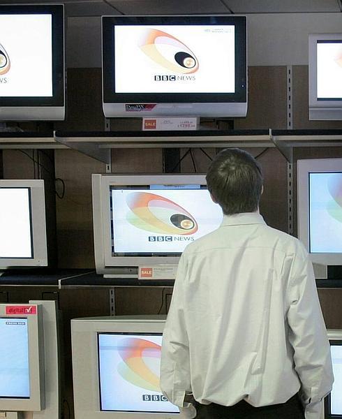 Televisores en un centro comercial.