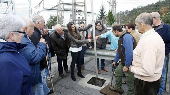 Los vecinos de La Turbera muestran el nivel del agua en la zanja de drenaje que realizó AZSA en 2012