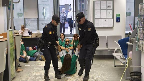 Un grupo de  afectados por las hipotecas toma la oficina de Liberbank de Jesús de Monasterio