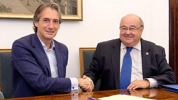 El alcalde y el rector han firmado el nuevo acuerdo de las becas de transporte para el curso 2015/2016.
