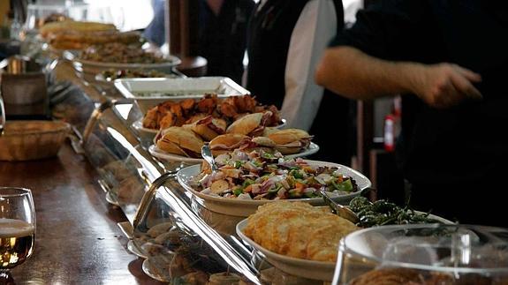 La barra de pinchos y raciones del restaurante El Marinero es todo un espectáculo cada día en este restaurante. 
