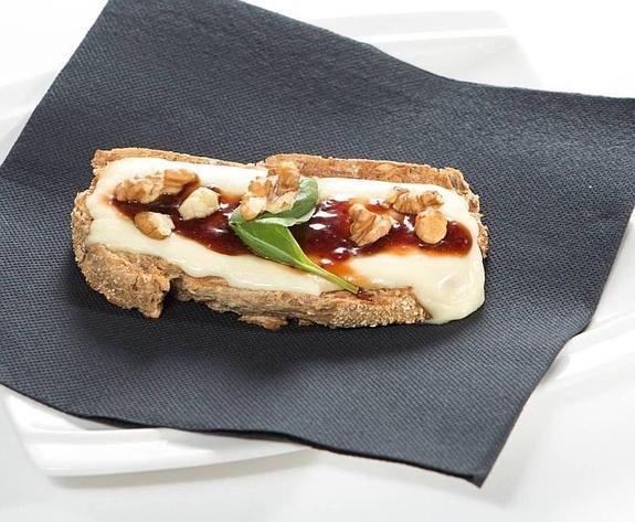 Tosta con frutos rojos al café y frutos secos. 