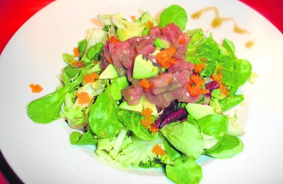 Ensalada de atún marinado.