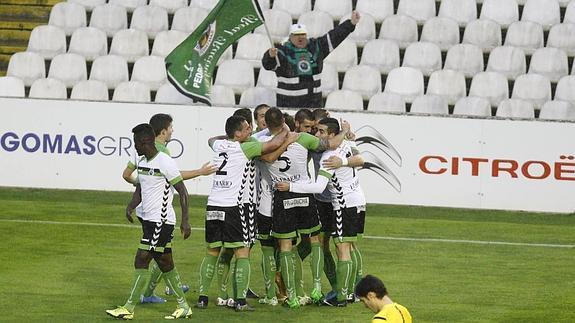 La plantilla celebra el gol de Dioni.