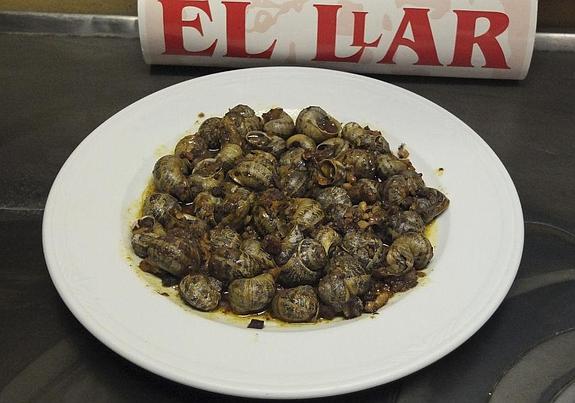 Ración de caracoles del restaurante El Llar, en San Román, al estilo de la abuela.