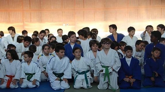 Varios alevines de diferentes clubes aguardan su salida al tatami.