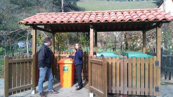 El alcalde de Vega de Liébana, con la responsable de la empresa que suministra los contenedores.