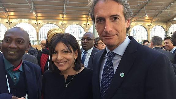 Íñigo de la Serna, junto a la alcaldesa de París, Anne Hidalgo, durante la Cumbre sobre el Clima para Líderes Locales celebrada en París