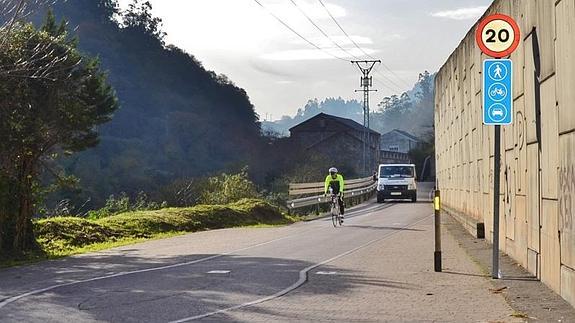 La estrechez del vial ha provocado ya numerosos accidentes con ciclistas y peatones implicados.