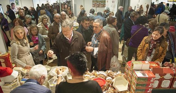 Un grupo de compradores ante uno de los concurridos puestos de la feria del producto hecho en Cantabria.