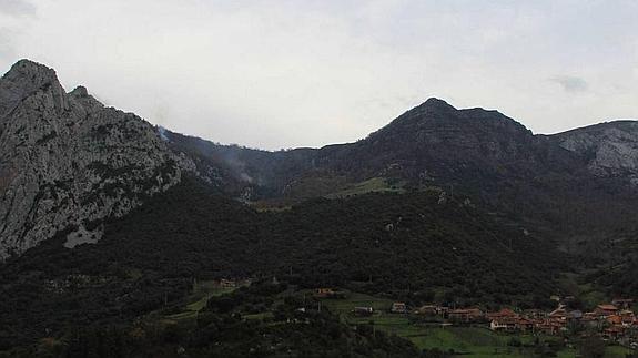Todavía se perciben columnas de humo en algunos puntos de Liébana afectados por los incendios.