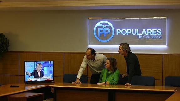 Ignacio Diego, Ana Madrazo y José María Lassalle observan por televisión los resultados. 