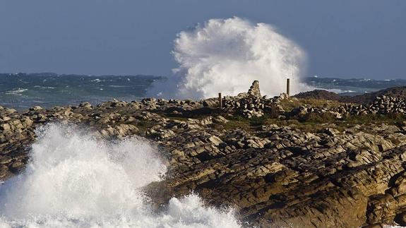 Las olas saltan por encima de las rocas en la Maruca