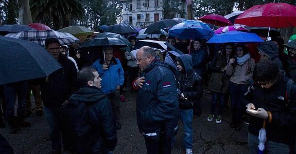 Jonathan habla con el guardia de seguridad poco antes de que llegasen la Policía Local y la Guardia Civil.