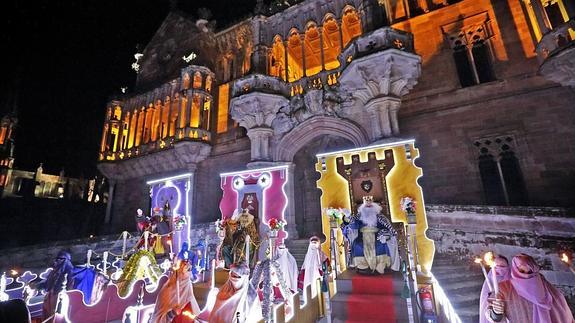 Los Reyes Magos cumplen los sueños de los niños de Cabezón y Comillas