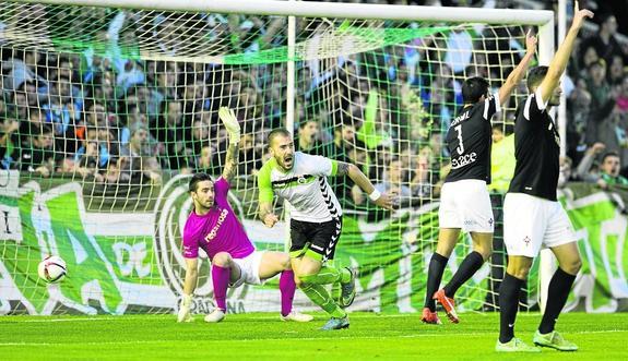 Dioni volverá al equipo tras su partido de sanción. El delantero es hoy en día clave en el once. 