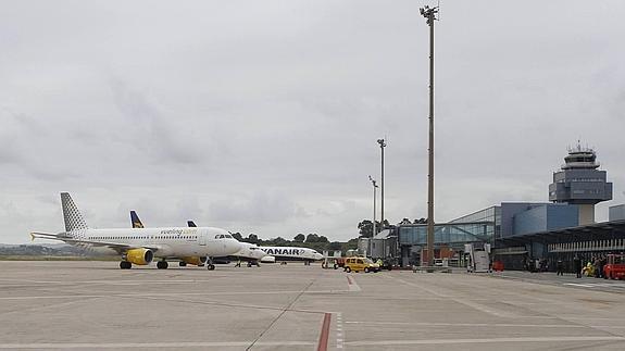 Aviones de Vueling y de Ryanair, en el aeropuerto Seve-Ballesteros.